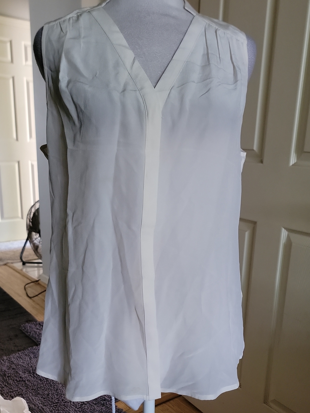 Banana Republic Cream V-Neck Sleeveless Camisole